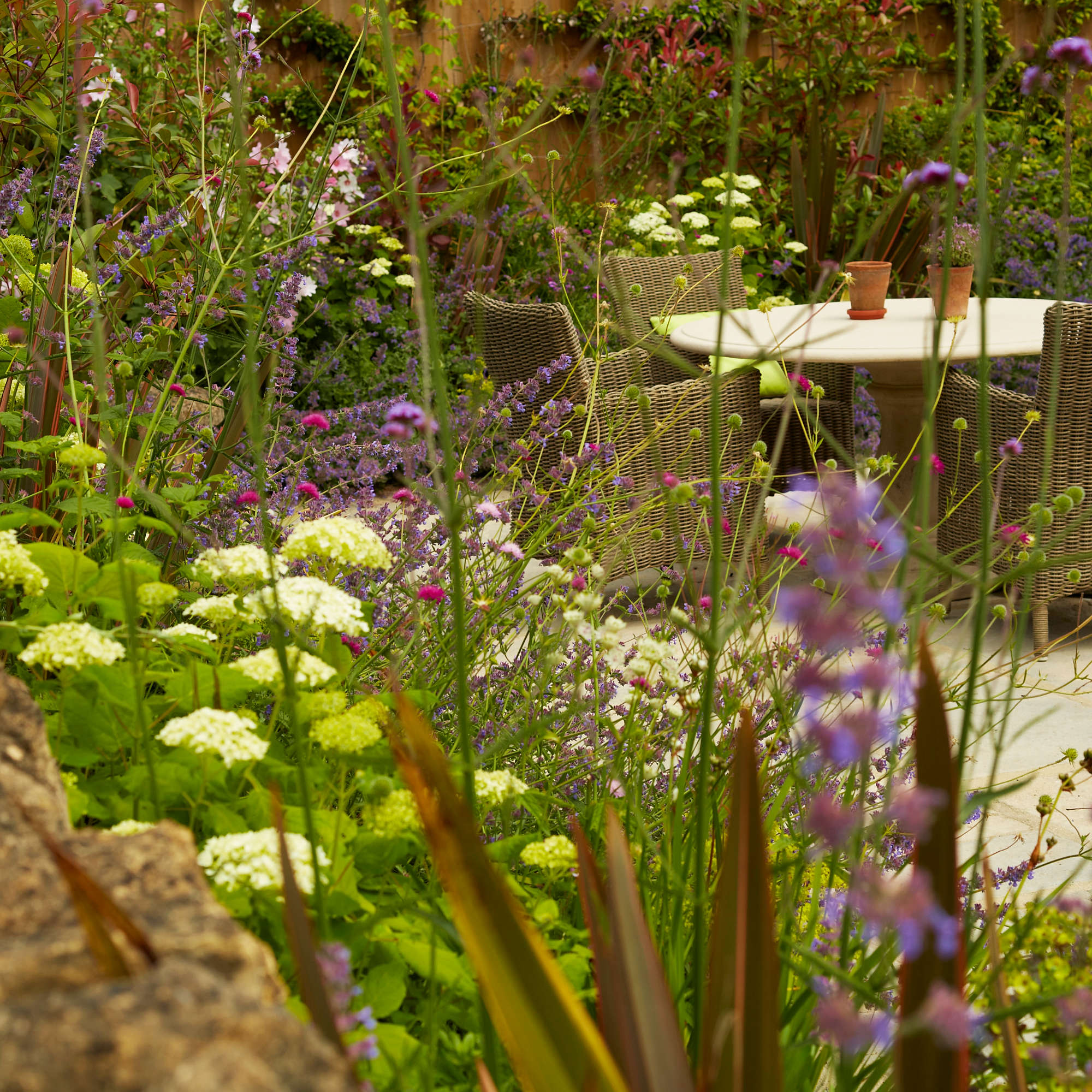 The King's Head Inn - Our Pretty Cotswold Courtyard Garden