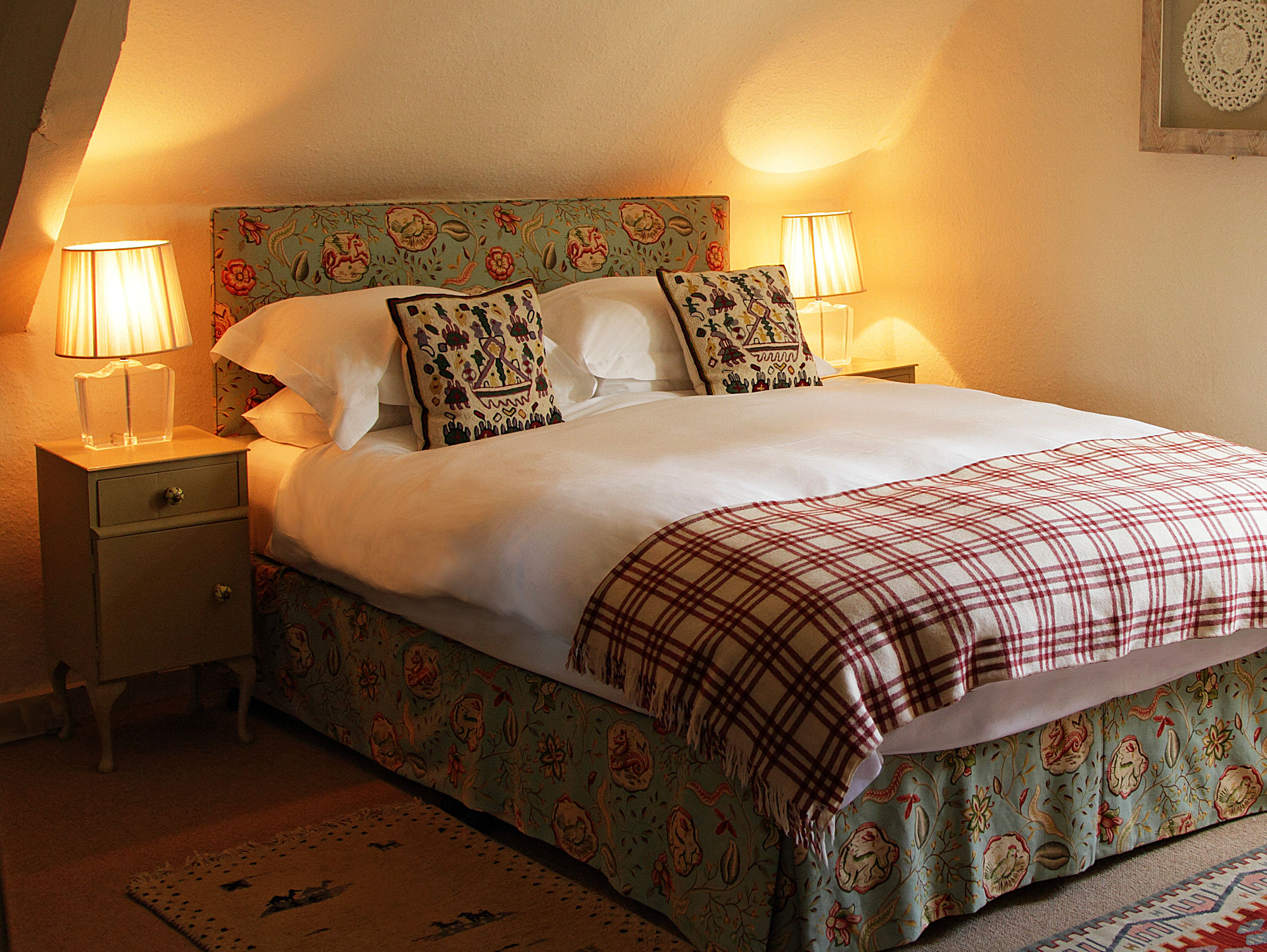 The King's Head Inn - A Cotswold Pub With Bedrooms, Restaurant & Gardens