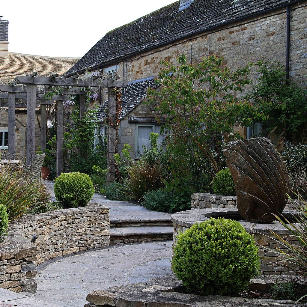The King's Head Inn - A Cotswolds Country Pub With Courtyard Gardens