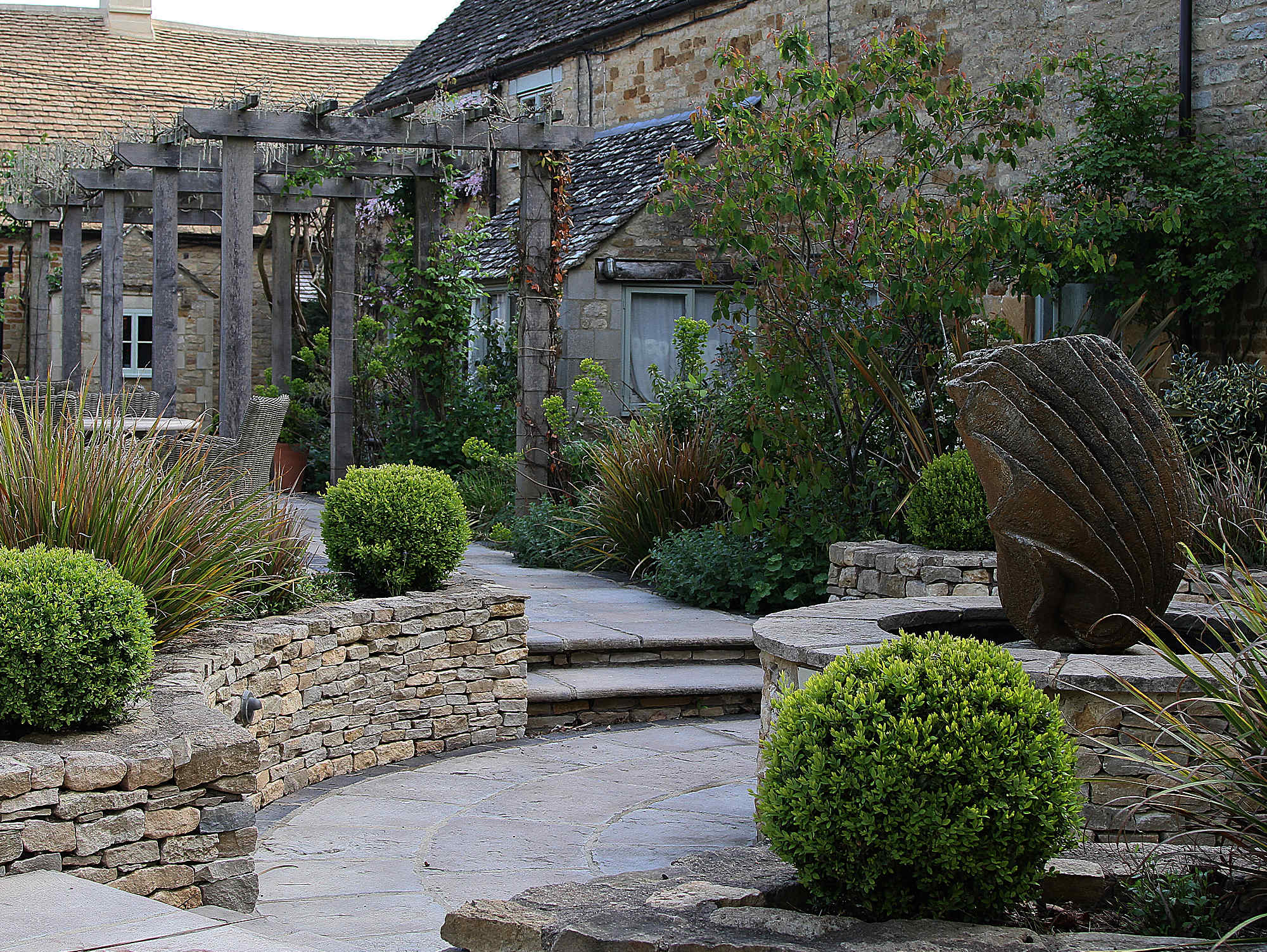 The King's Head Inn - A Country Pub With Courtyard Gardens In The Cotswolds