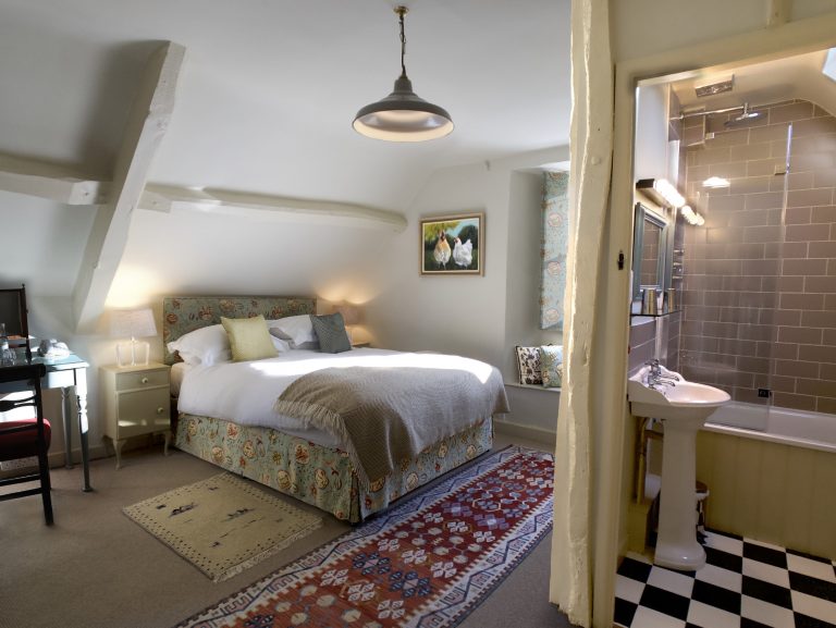 King Size Bedroom above the inn £165 £125Supertwin Bedroom above the inn £165 £125Courtyard King Size Bedroom £185 £145Courtyard Twin Bedroom £185 £145
