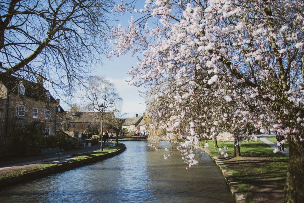 river-windrush-bridges-bourton-on-the-water